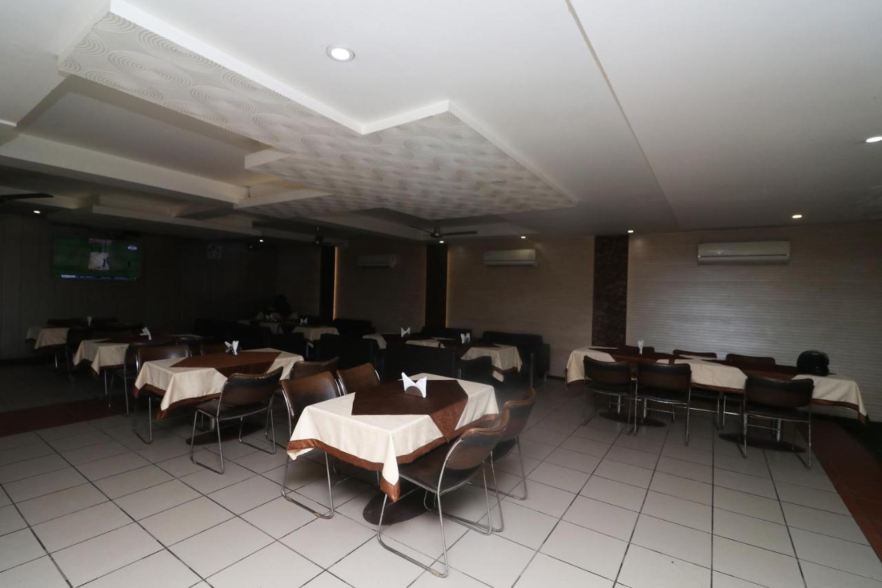 Oyo 22826 Hotel Sheltear & Resturant Агра Екстер'єр фото
